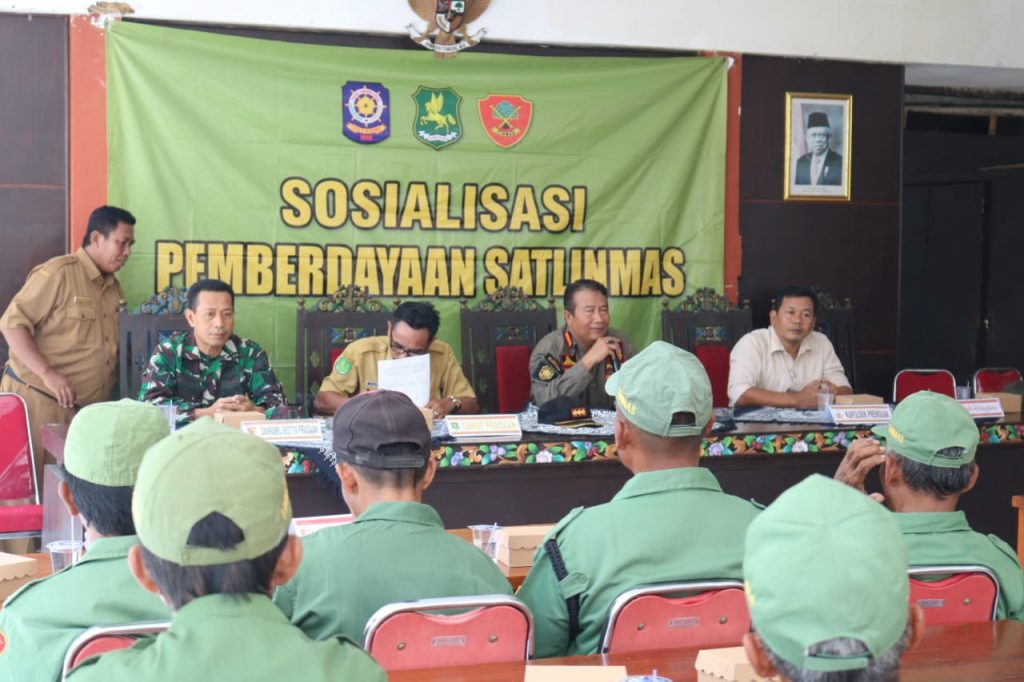 Sosialisasi Pemberdayaan Satlinmas di Kecamatan Peragaan