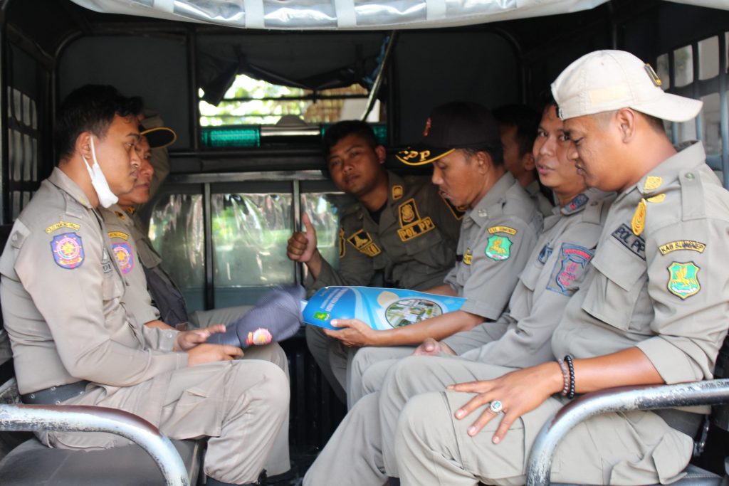 Satuan Polisi Pamong Praja Kabupaten Sumenep Melaksanakan kegiatan Penertiban Media Luar Ruang Di Beberapa Kecamatan