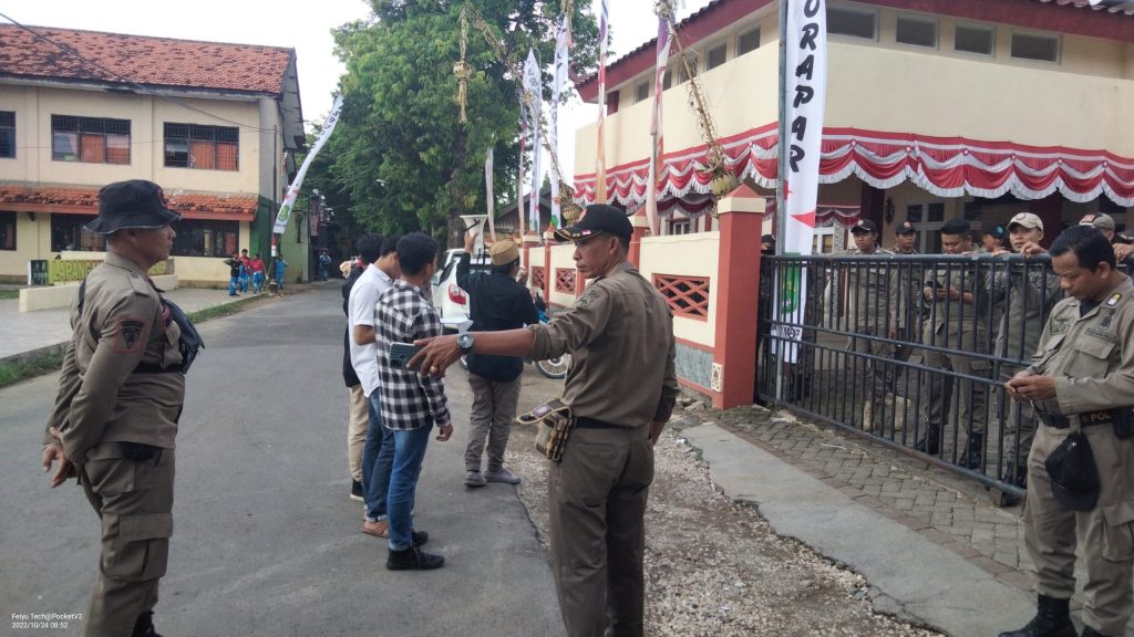 Unjuk Rasa Di Depan Kantor Dinas DIBUDPORAPAR Kabupaten Sumenep              (EO Untung, Budaya Sumenep Buntung)