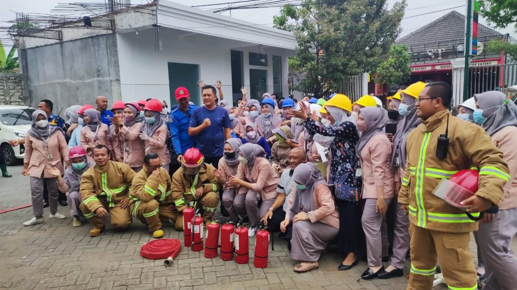 Pemadaman Kebakaran dan Pencegahan Damkar bersama RSIA Esto Ebhu Kabupaten Sumenep Melaksanakan Simulasi Pencegahan Pemadam Kebakaran Damkar